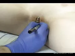 پورنو دوجنسی, ویدئو کلیپ های کردم, در محل کار آغاز شده و با انگشت او