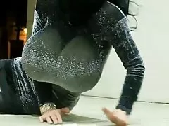 بی رحمانه رابطه جنسی با اسباب بازی دارای موی سرخ برهنه دختر جوان است که در دو و میدانی