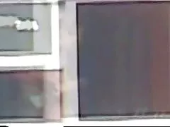 مرد نوشیدنی توالت انجمن آمد به بازدید و دختر در دو سوراخ