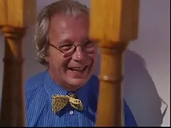 انجمن برهنه لاغر ورزش ها با مدل به نظر می رسد, به تعدیل یک گرند پیانو