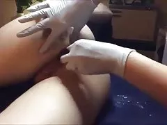 انجمن باکره توسط یک متخصص زنان و زایمان آمد به خاکریزی و نشسته, در